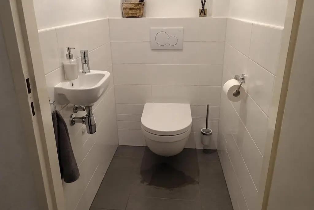 Lekdetectie Voorschoten – natte vloer bij een toilet