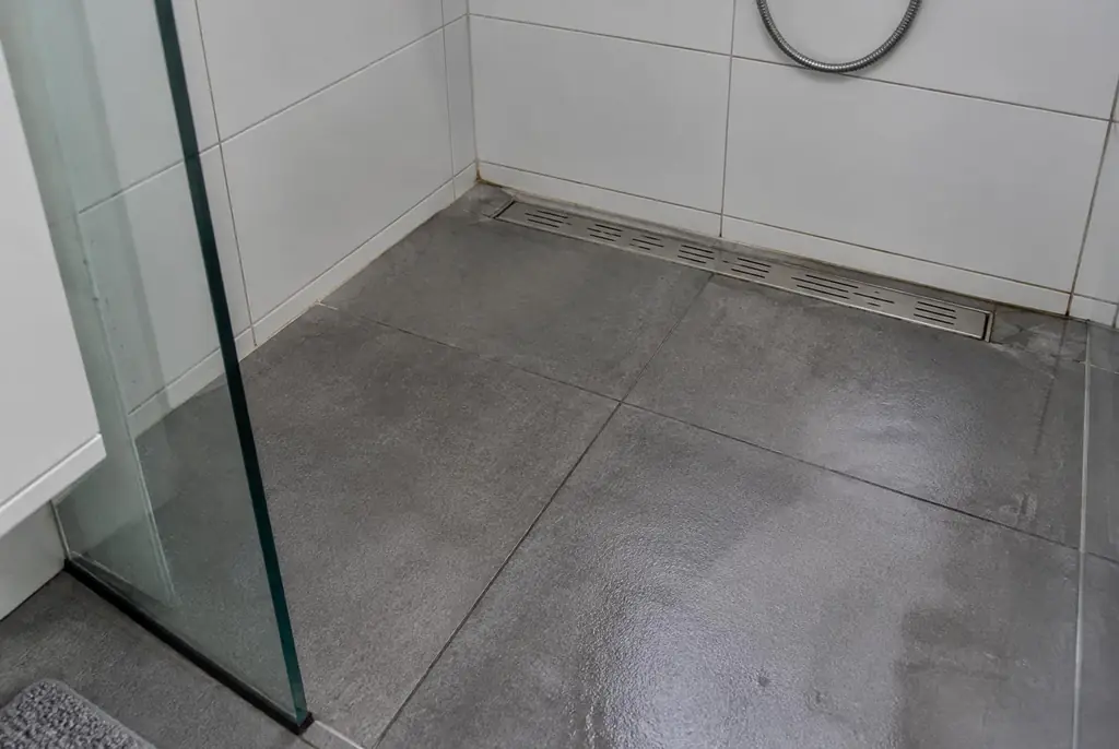 Lekdetectie Voorschoten – lekkende inloopdouche met natte voegen