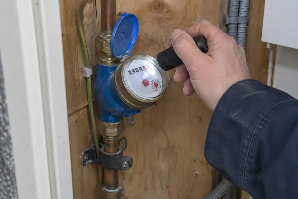 Lekdetectie Voorschoten – watermeter in de meterkast controleren met een zaklamp
